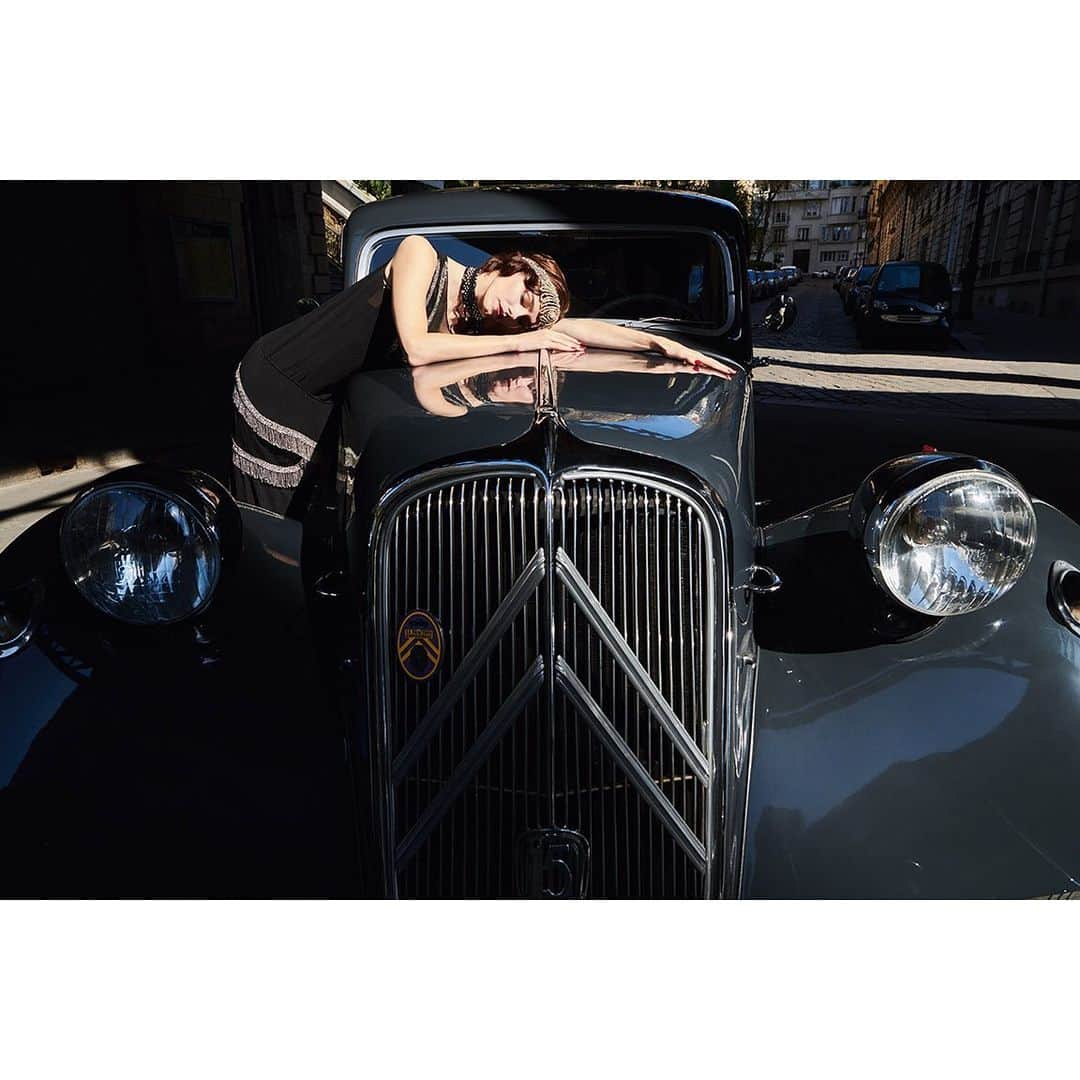 Citroënさんのインスタグラム写真 - (CitroënInstagram)「“It’s the story of a small car with a human heart...” @soniasieff 🇫🇷 – 📸 #Paris Come see her work, along with 6 other world-renowned photographers, during the free exhibit “The World Inspired By Citroën” #WIBC at @monnaiedeparis . . . Link in Bio ⬆️ #WIBC #CitroënOrigins #Citroën100 #France  #Photography #Art #Picoftheday #Photooftheday #InstaCar #CarsofInstagram」6月26日 17時39分 - citroen