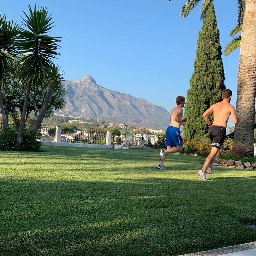 アレハンドロ・フェルナンデス・イグレシアスのインスタグラム：「Time to train...👟👟」