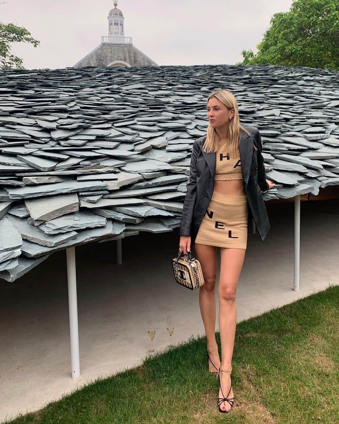 Camille Charriereさんのインスタグラム写真 - (Camille CharriereInstagram)「Attempting a casual lean last night at the unveiling of the summer pavilion @serpentineuk 🤷🏼‍♀️— *dressed by @chanelofficial」6月26日 17時43分 - camillecharriere