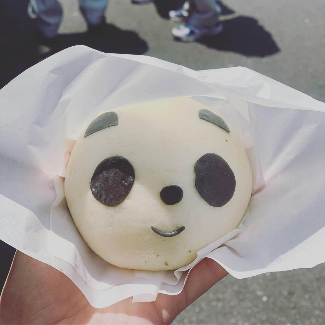 崎山一葉さんのインスタグラム写真 - (崎山一葉Instagram)「🐼💗 ・ アメ横で買った朝ごはん。 パンダまん。 ・ ・  #panda #tokyo #ueno #今日は2019年の良い日らしい ので #パワースポット巡り #アメ横はアメヤ横丁」6月26日 17時53分 - kazuha_sakiyama