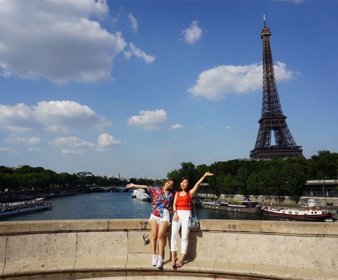 ジンジョー・リーのインスタグラム：「Look at the sky! 💙😝 @adrianpark_music 😘」