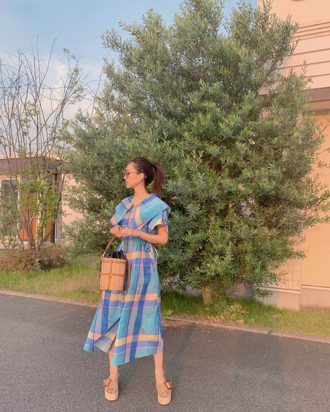 堀江直美さんのインスタグラム写真 - (堀江直美Instagram)「久しぶりのチェック柄はカラフルに💚🧡💛💜 * このワンピディテールがすごく可愛いんです😍 * 足元をスニーカーにするのもオススメ👟 * 子供達にもとても好評でした✌🏻夏のお出かけに是非ご活躍ください⛱ * #本日発売HIAND#ootd#outfit#ワンピース#ワンピースコーデ#コーディネート#コーデ#夏コーデ#2019ss#ヘアアレンジ#ヘアスタイル #zara#hnhiand」6月26日 17時54分 - naomiiiiiiiiiiii