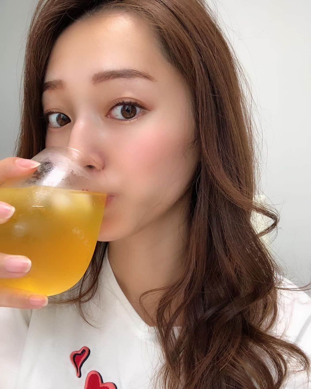 吉田理紗さんのインスタグラム写真 - (吉田理紗Instagram)「マンゴー味で飲みやすい🥭💕 コンブチャクレンズをはじめました。 妊娠中の体重管理にも良いかなと思って😍 牛乳割りも美味しいよー🐮❣️ #コンブチャクレンズ チャクレンズ #アーリーサンライズ #マタニティライフ #妊娠中 #妊娠7ヶ月 #kombucha #kombuchacleanse #pr #pregnant #earlysunrise_」6月26日 17時58分 - yoshirisaa