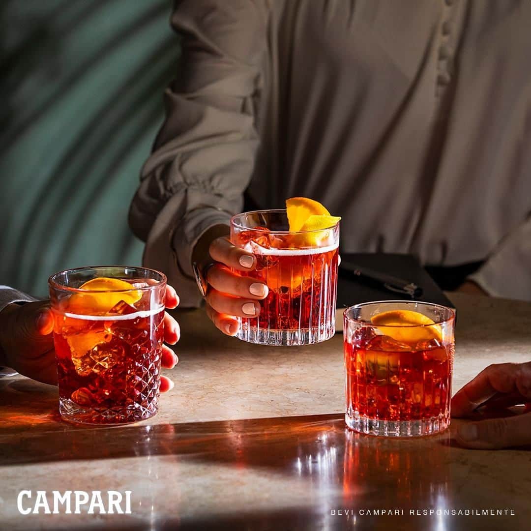 Campari Japanさんのインスタグラム写真 - (Campari JapanInstagram)「100周年特別記念 #ネグローニウィーク開催中。ネグローニで乾杯しましょう。 ⠀ ⠀ #CAMPARI #アペリティーボ #カンパリレッド #Negroni #ネグローニ #イタリア #カクテル #cocktail #mixology #ミクソロジー #ミラノ #drinks #食前酒 #カンパリ  #N100 #negroniweek #ネグローニウィーク #100周年 #お酒 #お酒好き  #バーテンダー #bar」6月26日 18時00分 - camparijapan