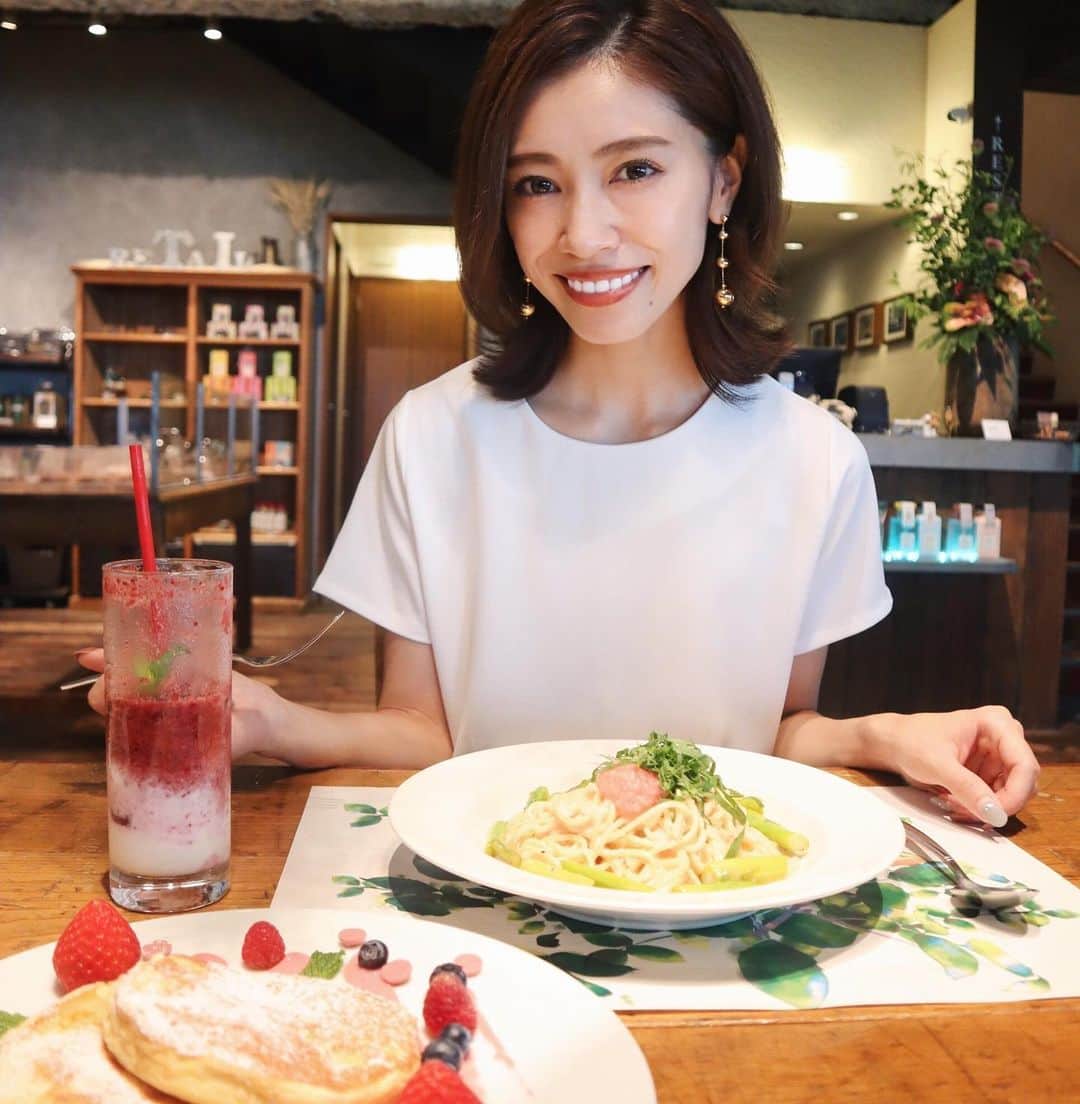 石黒美帆さんのインスタグラム写真 - (石黒美帆Instagram)「* * ロイヤルガーデンカフェ青山とダイアンボヌール( @dianebonheur )のコラボカフェが期間限定でオープン❣️ * ダイアンボヌールオリジナルのカフェメニューがあったので、私もパスタやパンケーキを頂いて来ました🥞✨ 色鮮やかで見た目も可愛いお料理ばかり💛 お料理はもちろんですが、スムージーがとっても美味しかった ◟̊◞̊ * カフェの店内もダイアンボヌールらしく素敵に装飾されてます🌿 コラボカフェは7/6まで☺️ * * コーデは tops#trefleplusone @trefleplus @r.y.o.k.o_n  pants#ZARA sandal#emmelrefines bag#tiara * * #ダイアンボヌール#ボヌールカフェ #dianebonheur#organicmeetssexy#ヘアケア#ロイヤルガーデンカフェ#ポップアップイベント#外苑前#sponsored#fashion#fashiongram#outfit#ootd#ファッション#コーデ#ボーダートップス#パンツコーデ#トレフルプラスワン」6月26日 18時03分 - miho_ishiguro