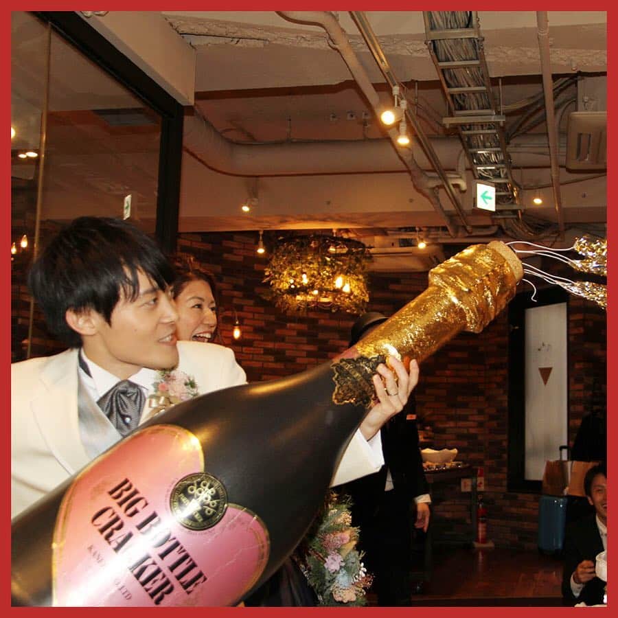 2次会くん/オフィシャルアカウントさんのインスタグラム写真 - (2次会くん/オフィシャルアカウントInstagram)「.﻿ 関東エリアで挙式および2次会をご予定のみなさまへ﻿ 2次会くんがプロデュースする2次会のご紹介です♪﻿ ﻿ 【エリア】埼玉県・さいたま市﻿ 【会場】TSUKADA　FARM　~大宮南銀座店~﻿ 【イベント】ミッションアタックビンゴ﻿ ﻿ その他、ビックボトルクラッカー、ケーキイベントも♡﻿ ﻿ ネイビーのドレスでエレガントな花嫁様✨﻿ ソファーの高砂はドレスもよく見えて﻿ ゲスト様との距離も近くなります♡﻿ ﻿ どんなご要望もお任せください！﻿ 2次会くんは業界初の二次会専門プランナーが揃う﻿ プロフェッショナル集団です☆﻿ ﻿ 2次会でお悩みの方は是非ご相談ください♪﻿ ﻿ -------------------------------------------------------﻿ #2次会くん#2次会くんレポ#2次会#二次会#二次会くん#二次会迷子﻿ #二次会会場#二次会会場探し#二次会会場下見#二次会会場見学﻿ #二次会会場選び#二次会幹事#二次会幹事代行#二次会ゲーム﻿ #二次会アイデア#結婚式2次会#結婚式二次会#結婚式準備#結婚式準備中﻿ #結婚式準備記録#プレ花嫁#プレ花嫁準備#日本中のプレ花嫁さんと繋がりたい#卒花嫁#卒花嫁レポ﻿ #関東プレ花嫁#埼玉プレ花嫁#高砂ソファー#ネイビードレス#オフショルダードレス」6月26日 18時03分 - 2jikaikun_official