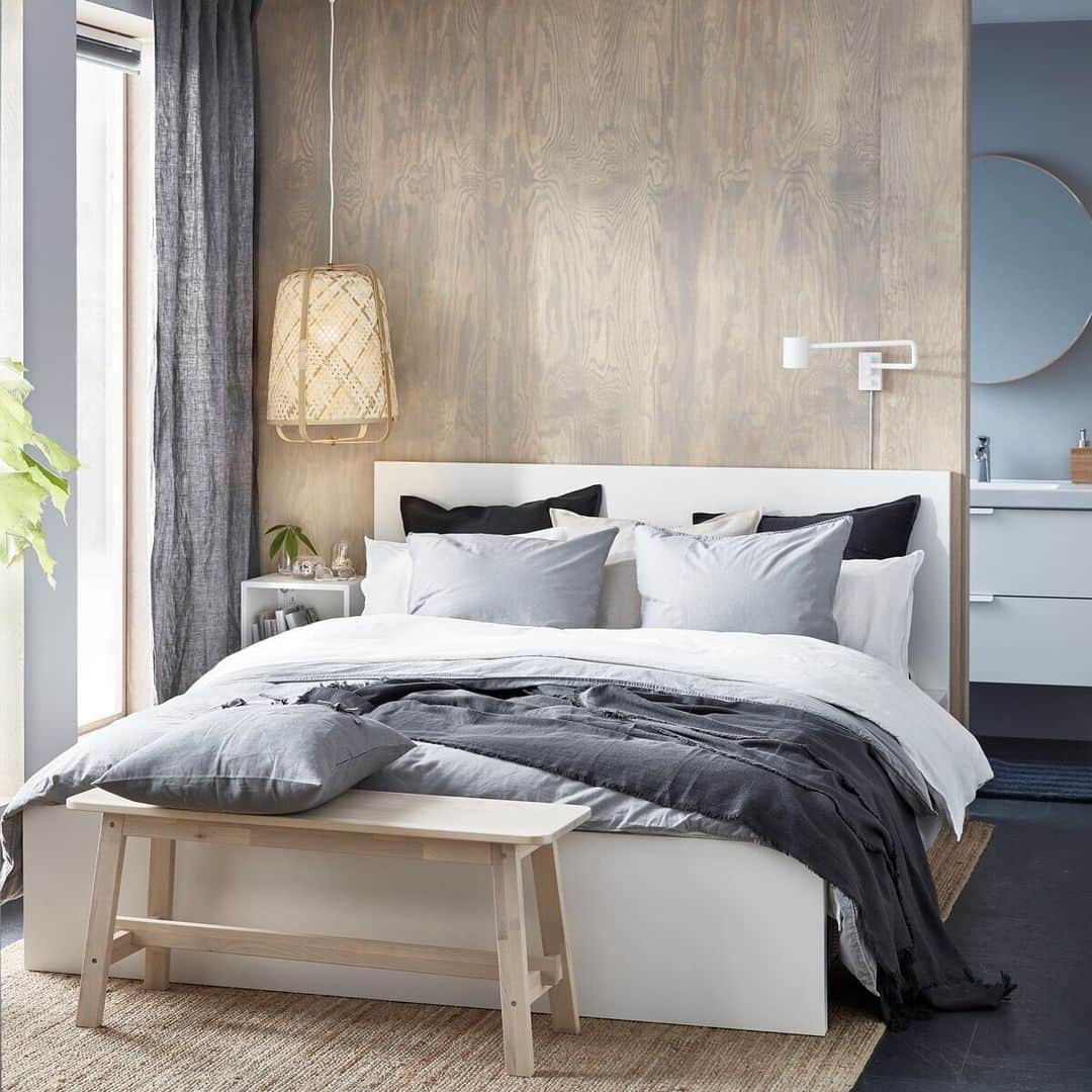 IKEA JAPANさんのインスタグラム写真 - (IKEA JAPANInstagram)「収納スペースはたくさんあるのに、見た目はすっきり！ そんなミニマルなベッドルームをご紹介💡  ベッド下のスペースは収納ボックスを入れて有効活用。  壁面にフックをつければ、ついつい出しっぱなしにしてしまう衣類や小物をすぐにかけられて便利✨木製のスタイリッシュなフックはインテリアにもなじみます。  大容量でシンプルなデザインのチェストも欠かせないアイテム。 お気に入りの小物を置けばディスプレイエリアにもなりますよ。  その他、アイデアの詳細はプロフィールのリンクから。  #イケアアイデア #IKEA #ikeajapan #イケア #ベッドルーム #収納 #イケアアイデア_スマート収納」6月26日 18時04分 - ikeajapan