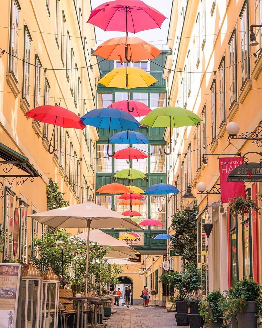 Wien | Viennaさんのインスタグラム写真 - (Wien | ViennaInstagram)「Credit goes to @storyofzhu! 📸👌 Probably the most instagrammed street in Vienna right now! It looks so wonderful and one can enjoy a delicious meal right beneath dozens of umbrellas. Have you seen this Street when you visited Vienna? 🌈 ☂️ by @storyofzhu #ViennaNow」6月26日 18時07分 - viennatouristboard