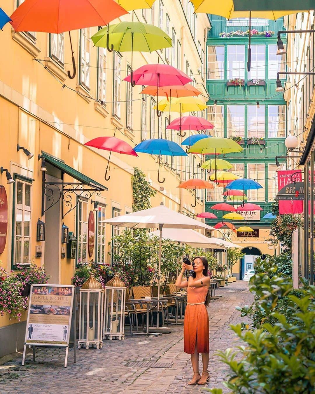 Wien | Viennaさんのインスタグラム写真 - (Wien | ViennaInstagram)「Credit goes to @storyofzhu! 📸👌 Probably the most instagrammed street in Vienna right now! It looks so wonderful and one can enjoy a delicious meal right beneath dozens of umbrellas. Have you seen this Street when you visited Vienna? 🌈 ☂️ by @storyofzhu #ViennaNow」6月26日 18時07分 - viennatouristboard