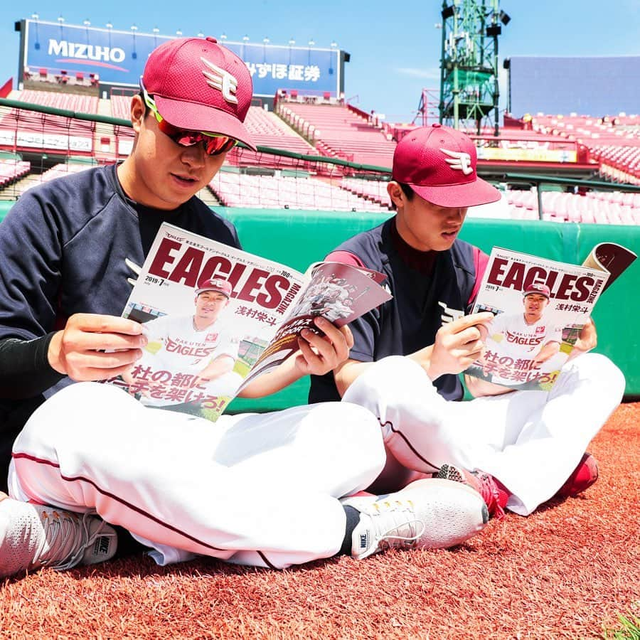 東北楽天ゴールデンイーグルスさんのインスタグラム写真 - (東北楽天ゴールデンイーグルスInstagram)「⚾️ 試合がない日はイーグルスマガジンを読む日✌🏼 浅村選手が表紙の7月号が昨日発売されました✨ 我らが誇るスラッガー達のインタビューが充実💪🏼 ルーキー4人はさっそく発売日にチェック👀 太田選手は野村コーチのページを正座で読んでました😂 #rakuteneagles #イーグルスマガジン #浅村栄斗」6月26日 18時08分 - rakuten_eagles