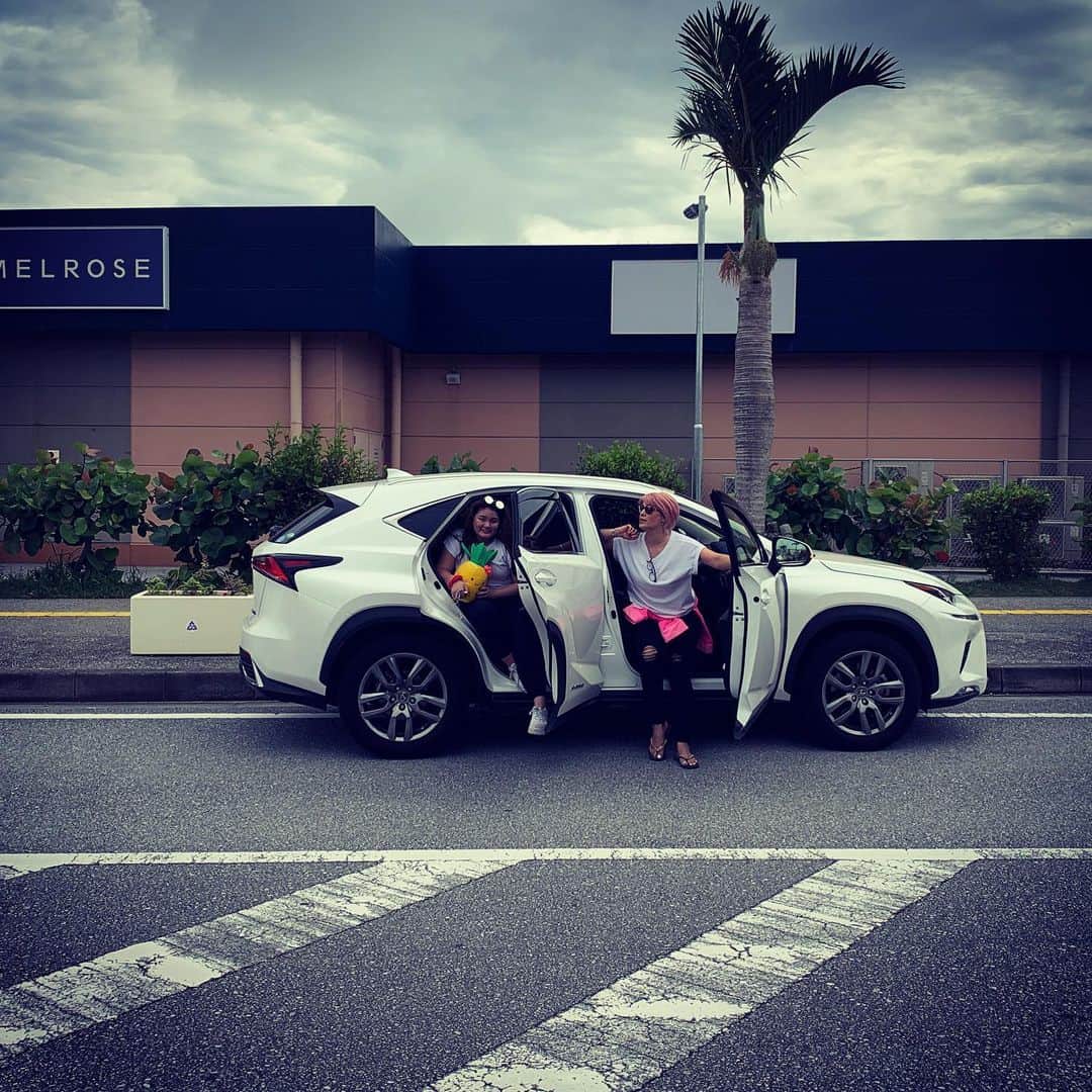梅宮アンナさんのインスタグラム写真 - (梅宮アンナInstagram)「@dfsjapanofficial  お買い物👄やはり、私はコスメをチェック✌️ @kiehls の日焼け止めを買ってみました☀️ @tomfordbeauty のハイライトをゲットしましたー。  アメリカでも、韓国でも、 売り切れだった💦  やっとあって✌️✌️ 車は。レンタカーを。。 トヨタレンタリースで。  レクサスは、やはり、素晴らしいね👍👍👍🌟👏🚘 #沖縄dfs #沖縄親子旅」6月26日 18時09分 - annaumemiya