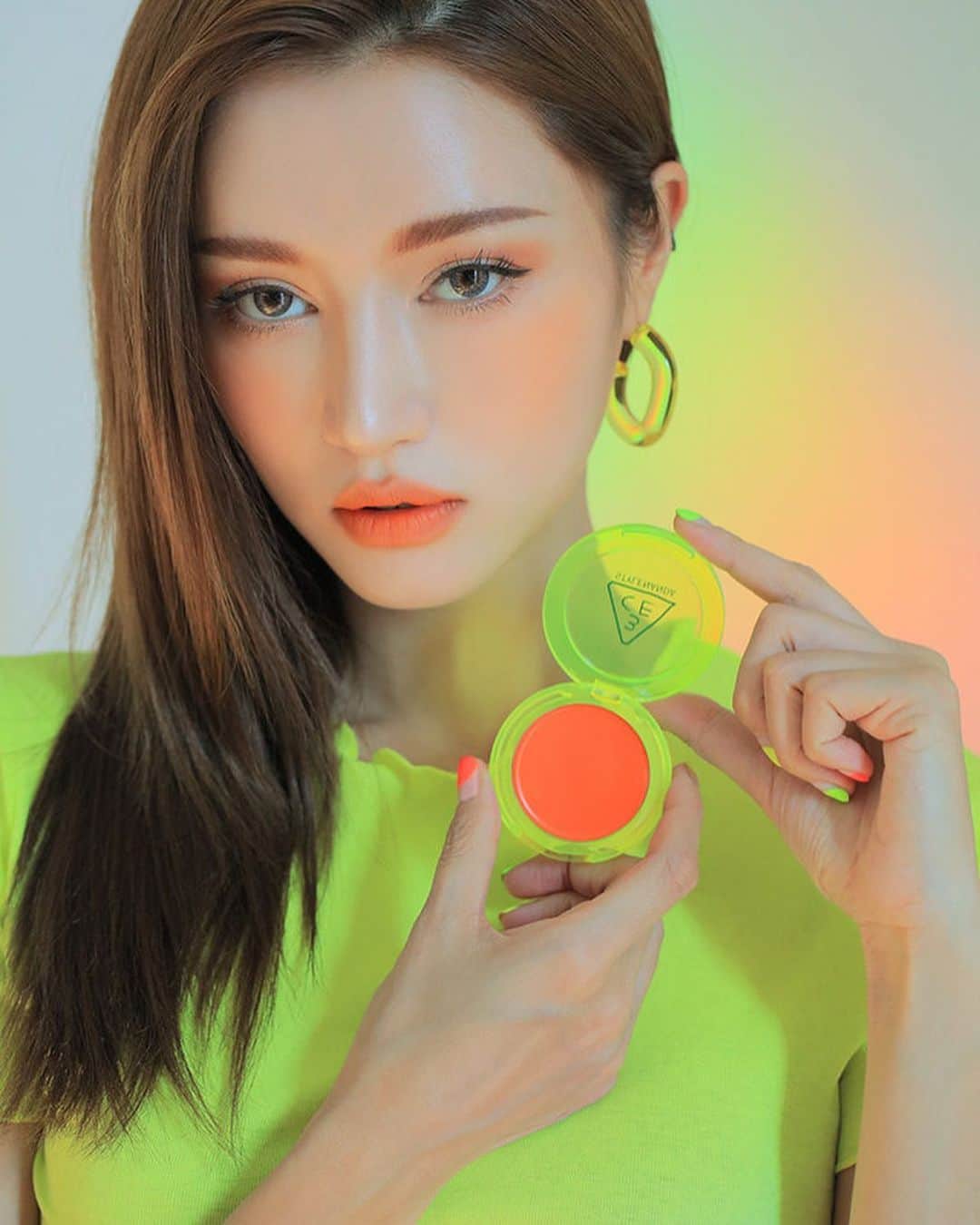 3CE Official Instagramさんのインスタグラム写真 - (3CE Official InstagramInstagram)「3CE STRANGER LIGHTS LIMITED EDITION💚 품절임박! 소장가치 있는 3CE 네온 에디션❤️🧡 - 6월 26일(수) 오늘 단 하루 무료배송! 😘 TODAY FREE SHIPPING TO EVERY COUNTRY  2019.06.26(WED) (*Korea Standard Time) ※ Any possible customs duties are up to customers. - #3ce #3cestrangerlights #neon #freeshipping」6月26日 18時14分 - 3ce_official