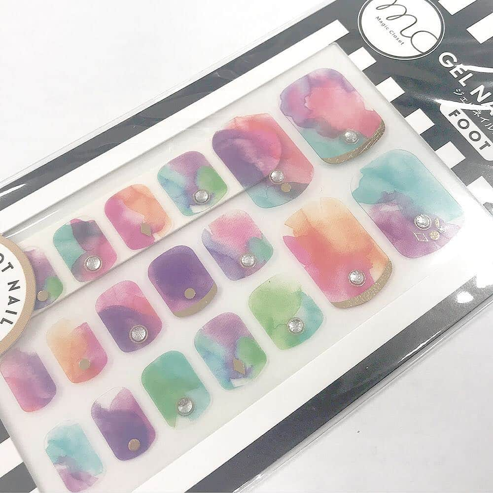 3COINSさんのインスタグラム写真 - (3COINSInstagram)「❋new nail seal❋﻿ ﻿ ◆フットジェルネイルシール﻿ 各￥300+TAX﻿ ﻿ SNSで話題だったジェルネイルシールに﻿ フット用が新登場です♪︎﻿ ﻿ だんだんと気温が上がってくると﻿ サンダルなど、素足を見せる機会が多くなってきますね！﻿ ﻿ 手はこまめにネイルしてるけど、﻿ 足はなかなか…という方や、﻿ サロンでフットネイルを頼むのに抵抗がある方など﻿ こちらでつるんとした可愛いネイルが貼るだけ簡単に出来ちゃいますよ☆﻿ ﻿ 普段使いにピッタリなシンプルなデザインや、﻿ お祭に行く時は絶対使いたいヨーヨー柄など﻿ 全7種類です！﻿ ﻿ ぜひチャレンジしてみて下さい！！﻿ ﻿ ※店舗により在庫・品揃えが異なります。﻿ お問い合わせは各店舗までお願い致します。﻿ ﻿ ※取り置き・取り寄せは行っておりません。﻿ ご了承くださいませ。﻿ ﻿ #3COINS #スリーコインズ #スリコ #MagicCloset #マジッククローゼット #MC #エムシー #ネイル #ネイルシール #夏 #夏ネイル #ジェルネイルシール #プチプラネイル #プチプラ #フットネイル #フットネイルデザイン #フットネイル夏  #お祭りネイル #シンプルネイル #ネイルデザイン」6月26日 18時14分 - 3coins_official