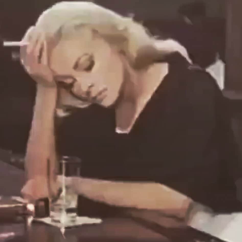 カリーヌ・ロワトフェルドのインスタグラム：「Mood of the day: wish I was blond #virnalisi」