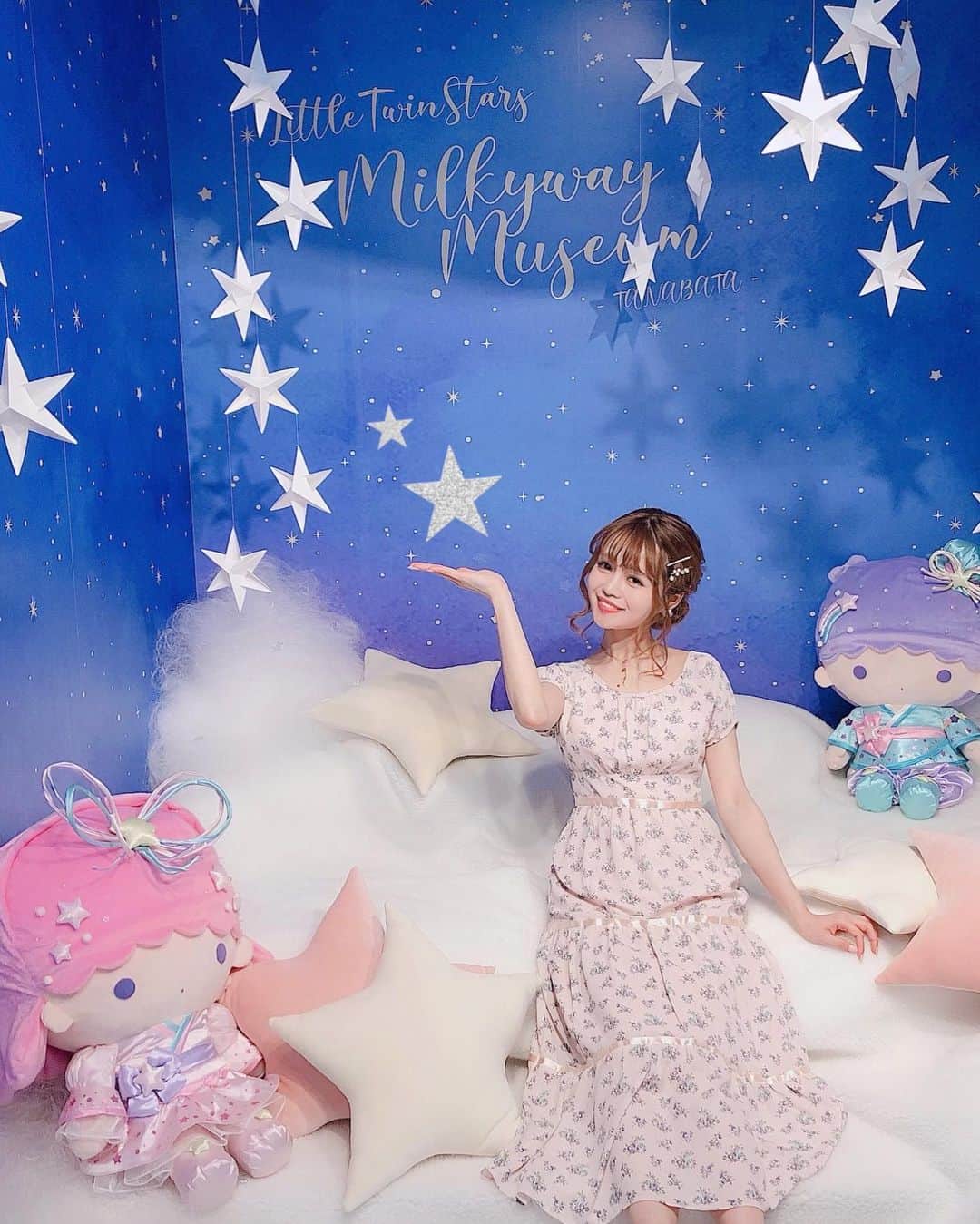 のインスタグラム：「. 🌟MILKYWAY MUSEUM🌟 みんなはもう七夕のお願い事はした？💕 . . 今日は、7/7(日)まで表参道で期間限定で開催される キキ&ララちゃんのMILKYWAY MUSEUMへ 一足お先に行ってきました🎋💕💫 . ファンタジックな世界観がとっても 可愛くて、とってもフォトジェニック💗 . . キキ&ララちゃんが親善大使を務めている、長野県の阿智村は日本一星空が綺麗と言われているそうで、お写真のフォトブースはそんな星空をイメージしているそうです🥰🌟 . . みんなの七夕の願いが叶いますように...💕 . . . イベント公式アカウント @kikilala_milkywaymuseum 💓でキキ&ララ七夕キャンペーンを実施しているみたいなので是非チェックしてみてね💫 . . お洋服は @rasmile_official 💫 popupで先行発売するワンピースです👗 . . . #pr#MILKYWAYMUSEUM#キキララ七夕#キキララ#リトルツインスターズ#サンリオ#sanrio#kikiandlala#littletwinstars#七夕#七夕飾り#七夕祭り#七夕まつり#天の川#ミルキーウェイ#milkyway#フォトジェニック#harajuku#tokyojapan#rasmile」