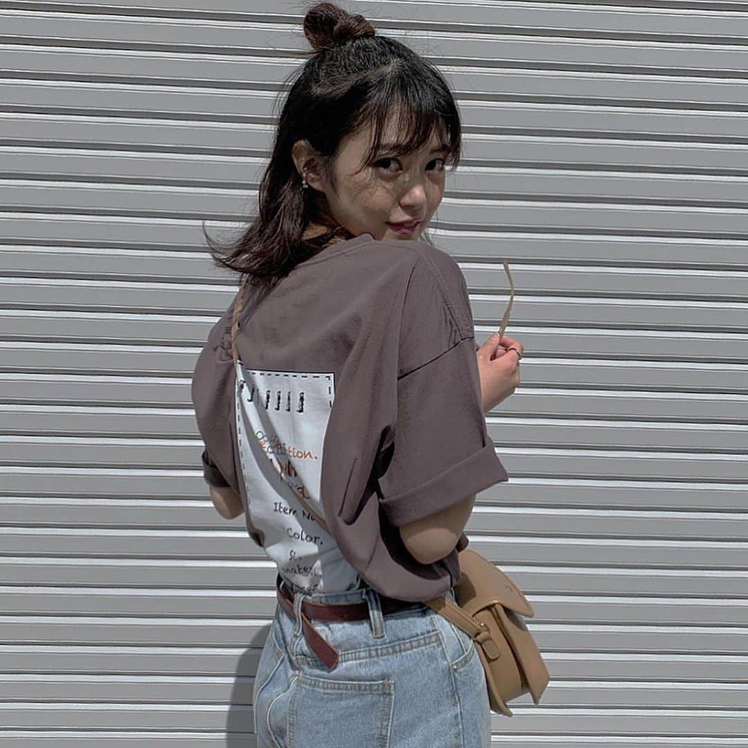 前田亜美のインスタグラム：「. . 最近雨が多いけど…今日は晴れてるね🌞. . お出かけ日和。. . . 今日はラフスタイル。. Tシャツおにゅう。 @aunn_tokyo  イヤーカフはファンの方に誕生日に貰ったやつ✌︎. . . .  #私服 #ami私服 #ラフスタイル #イヤーカフ ✌︎(　˙-˙　)✌︎」