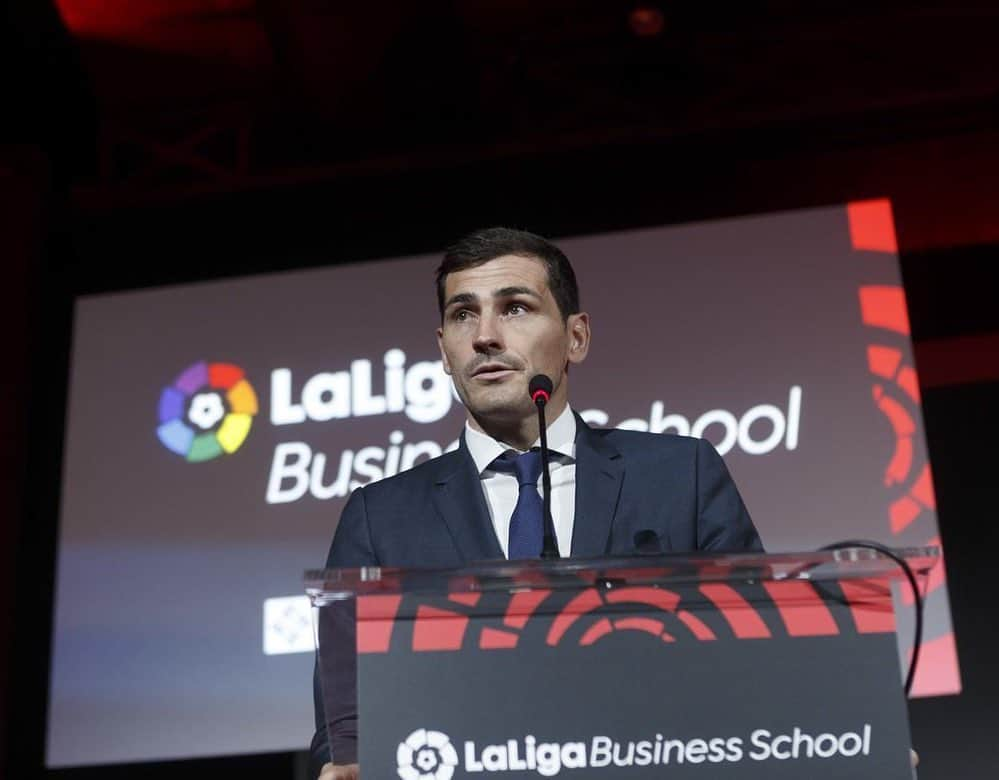 イケル・カシージャスさんのインスタグラム写真 - (イケル・カシージャスInstagram)「Un honor ser padrino de '@laliga Business School'. Todo el éxito del mundo en vuestro futuro profesional.」6月26日 18時21分 - ikercasillas