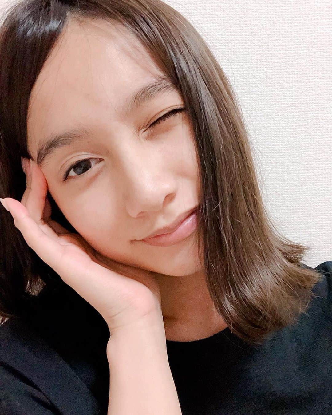 のインスタグラム：「. 最近の髪の毛のセットは ダイソンのアイロンやブラシで 外巻きやストレートに🥺💕 乾かしながらスタイリング 出来るのも楽ちん😚  #dysonhair #エアラップ」