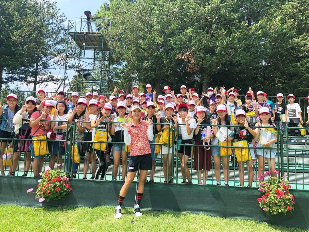 エイミー・コガさんのインスタグラム写真 - (エイミー・コガInstagram)「My adorable tiny little fans💕 wish me luck at this years Earth Mondamin Cup! #earthmondamin 「エイミーちゃんがんばれー！」だって！🙈みんなかわいい〜💚 #エイミーコガ #アースモンダミンカップ」6月26日 18時24分 - eimango