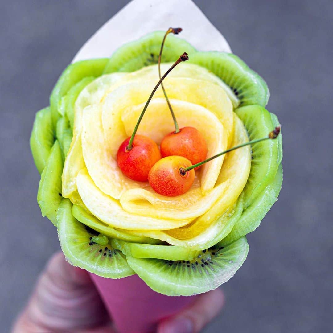 きょん。さんのインスタグラム写真 - (きょん。Instagram)「. .  Eternity  クレープに キウイと桃とさくらんぼの 花が咲き誇る。  この景色を見たくて(食べたくて) 今日は尾道trip。  この華々しさを 旬のフルーツを使って表現した職人さんは なんでも柔軟に対応できちゃう とても温かい人でした。  #エタニティ #sweets#hiroshima」6月26日 18時25分 - kyon_tokiiro