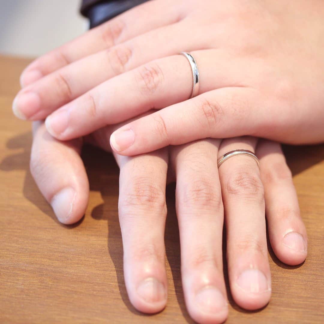 BIZOUX BRIDAL | ビズーブライダルのインスタグラム：「. 「ビズーの商品に以前から興味があった」とオーダーしてくださったK様。ご結婚おめでとうございます。 . K様が選んでくださったのは、マリッジリング「エトワール」のプラチナ素材。指輪にそって刻まれたミルグレインは職人が手作業で刻んでいます。 機械では出せない、あたたかみのある輝きがお2人を包んでくれるはず♪ . . #bizoux #ビズー #bizouxbridal #ビズーブライダル #結婚指輪 #マリッジリング #marriagering #エンゲージリング #婚約指輪 #engagementring #ブライダル #bridal #ダイヤモンド #diamond#プロポーズ #サプライズ #婚約 #結婚 #プレ花嫁 #花嫁 #結婚準備 #花嫁準備 #プレ花嫁さんと繋がりたい」