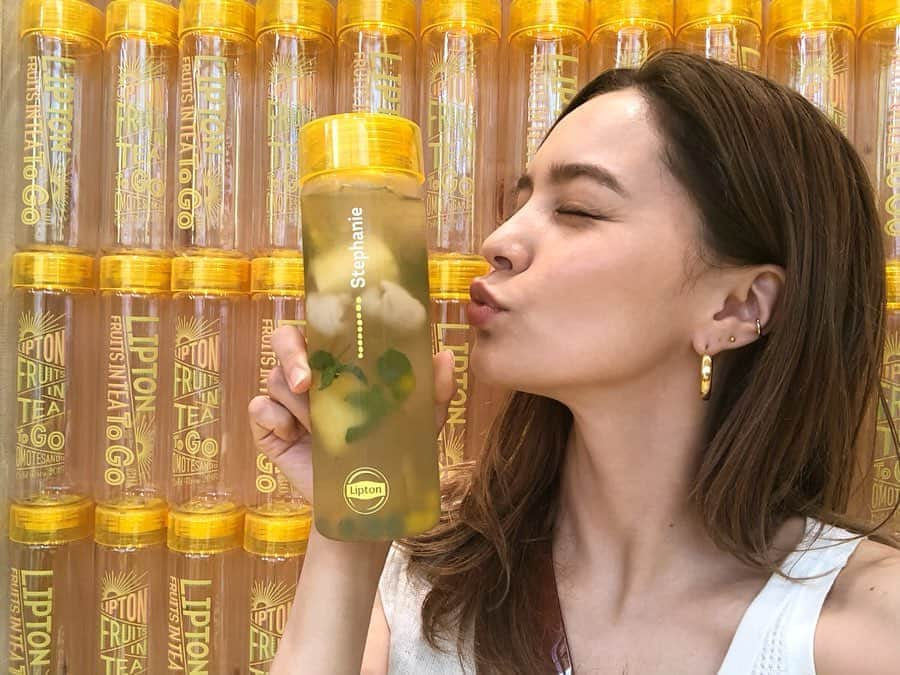 ステファニーさんのインスタグラム写真 - (ステファニーInstagram)「🍋🍊🥝🌟 6月28日から表参道Zero Baseにオープンする 「Lipton Fruits in Tea TEA MOREOMOTESANDO」 のプレオープンへ行ってきました☺︎ ECサイトで自分のオリジナルタンブラーも作れて、 そこにリプトンのアイスティーやグリーンティーなどに フルーツやタピオカなどオリジナルカスタマイズした 冷たくて爽やかな美味しいドリンクを作って飲めるの♡ なんとアイスもあります！ 表参道交差点からすぐなので、暑いこの時期に是非☺︎ #love #tea #lipton #fruitsintea #icetea #pr #アイスティーポップ #フルーツインティー #表参道」6月26日 18時30分 - steph_0928_