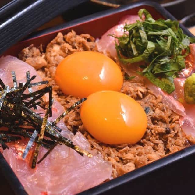 東京カレンダーさんのインスタグラム写真 - (東京カレンダーInstagram)「迫力のビジュアルの「地きんめ飯し」は、味変しながら味わいたい。まずは特製の胡麻ダレで。続いて、卵黄と煮付けそぼろが絡むように混ぜてから。最後は、出汁を掛けてお茶漬けで。  #東京カレンダー #東カレ #tokyocalendar #銀座 #東急プラザ銀座 #地きんめ専門銀座はなたれ #地きんめ飯し」6月26日 18時34分 - tokyocalendar