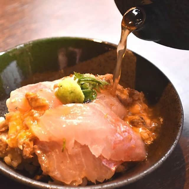 東京カレンダーさんのインスタグラム写真 - (東京カレンダーInstagram)「迫力のビジュアルの「地きんめ飯し」は、味変しながら味わいたい。まずは特製の胡麻ダレで。続いて、卵黄と煮付けそぼろが絡むように混ぜてから。最後は、出汁を掛けてお茶漬けで。  #東京カレンダー #東カレ #tokyocalendar #銀座 #東急プラザ銀座 #地きんめ専門銀座はなたれ #地きんめ飯し」6月26日 18時34分 - tokyocalendar