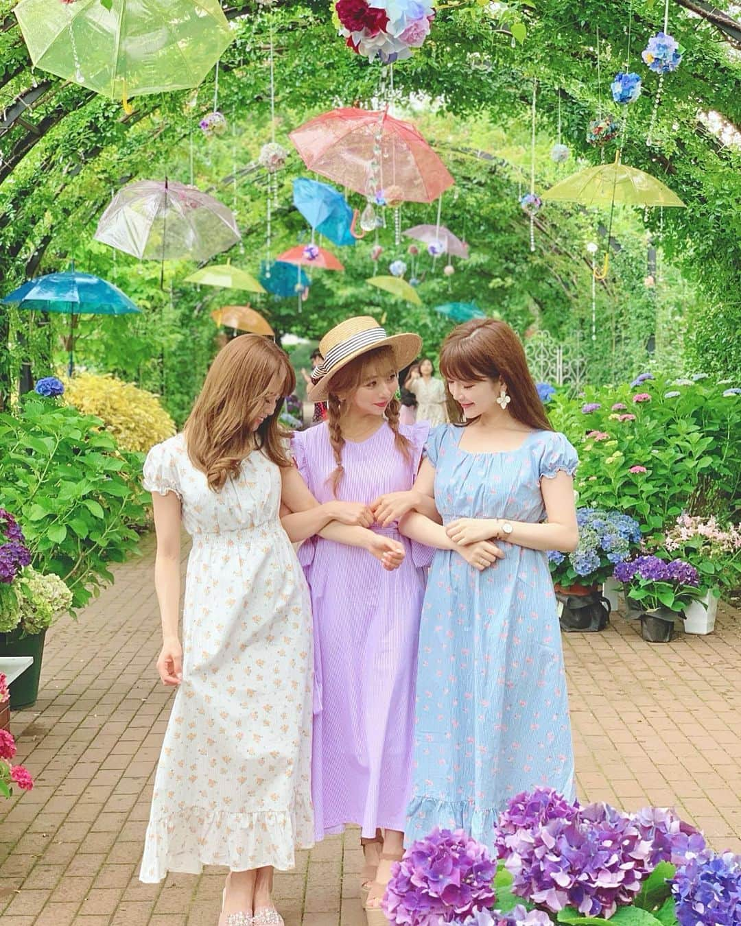 蓼沼綾さんのインスタグラム写真 - (蓼沼綾Instagram)「☔️💐☂️🌼⛱ ^_^ 3人のお気に入りショットも 載せちゃう💓 ・ お仕事もプライベートも いつも前向きで真剣そのもの！ 一生懸命がんばる素敵な女子2人💐 ・ ワイワイ楽しかったなぁ☺️💓 happyなプチ旅行をありがとう✈️💕 ・ えりんこのラベンダーはワンピは @tocco_closet 💜 いっちゃんと私のワンピは 今日発売の @rasmile_official 👗💕 ・ ・ #横浜イングリッシュガーデン #紫陽花コーデ #紫陽花祭り #お花畑 #instastyle #fashion #rasmile #ラズミル #tocco #toccocloset #トッコ #3人娘 #おそろコーデ #リンクコーデ」6月26日 18時35分 - tadeaya