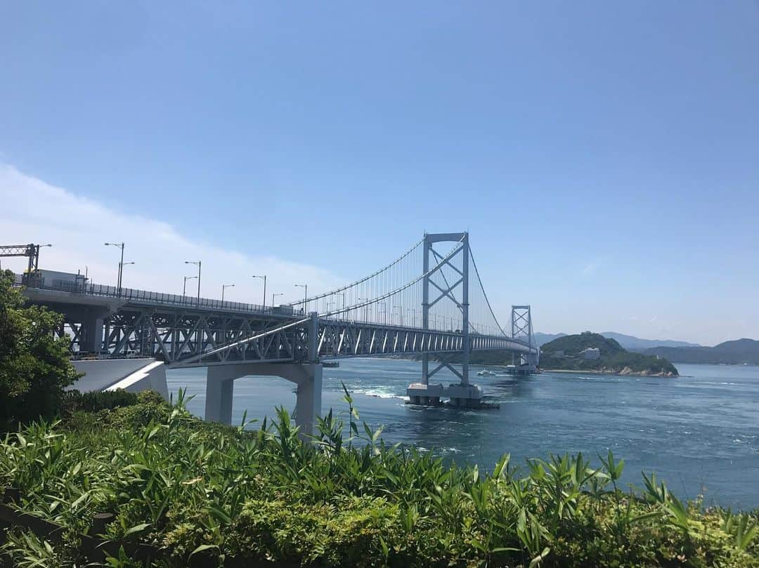 下野佐和子さんのインスタグラム写真 - (下野佐和子Instagram)「昨日は明石海峡大橋→鳴門大橋へ、帰りは明石海峡大橋が一望できる温泉へ♨️最高の一日で、露天風呂で、疲れも吹っ飛びました☺️✨温泉の写真はないけど、皆んなに行って欲しい程、お勧めです💓 #美湯松帆の郷 #温泉施設 #温泉リゾート #明石海峡大橋 #鳴門大橋 #渦の道 #道の駅うずしお #onion #兵庫県 #徳島県 #釣り人 #晴天 #夕日マニア」6月26日 18時45分 - osawadon_sawako