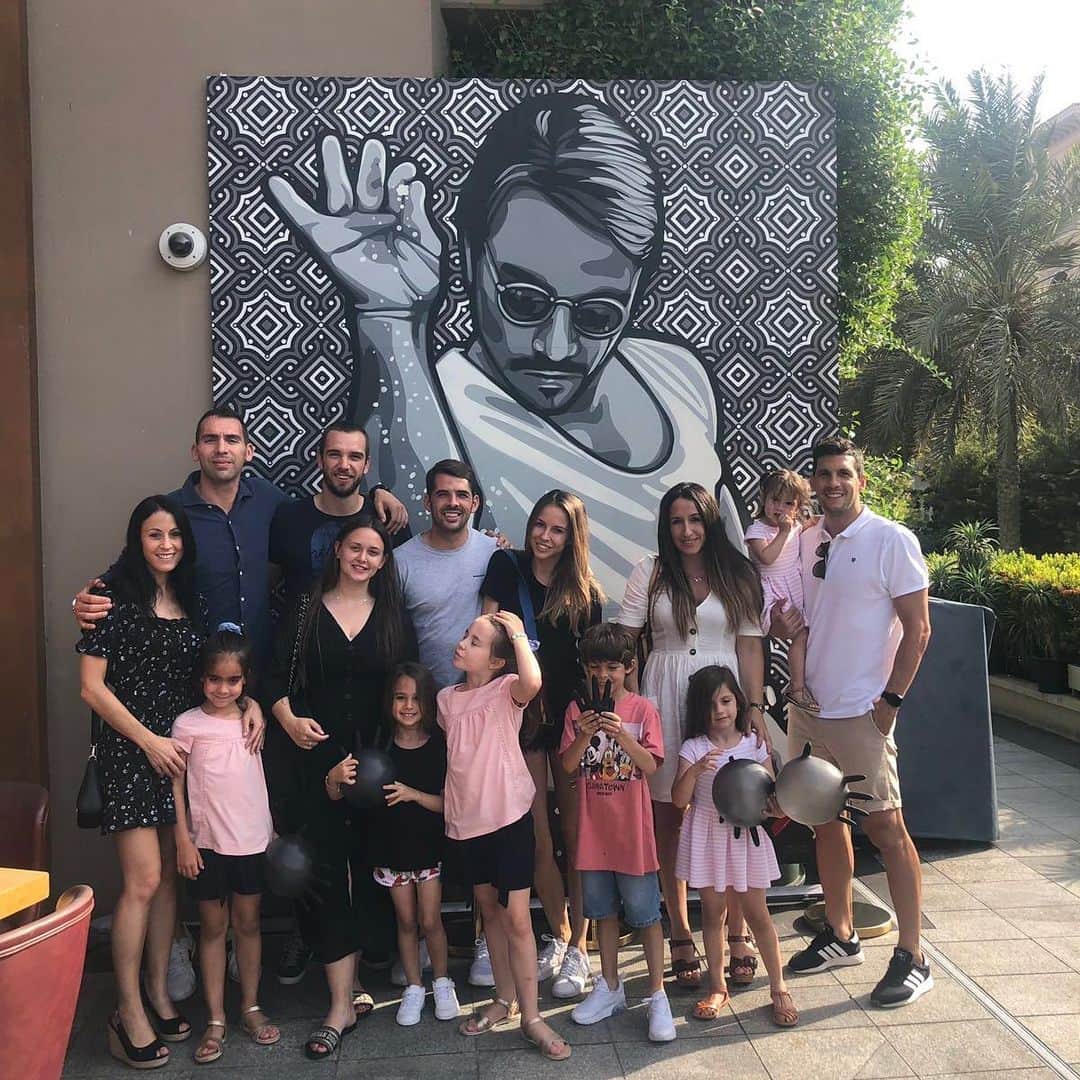 ビクトル・サンチェス・マタのインスタグラム：「Mi otra familia!❤️❤️ #vacaciones #dubai #desconexiontotal」