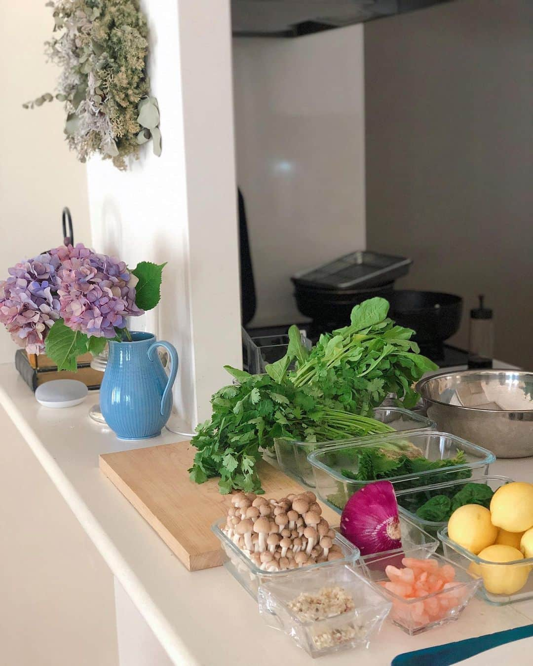 野崎玲欧奈さんのインスタグラム写真 - (野崎玲欧奈Instagram)「ＣＯＯＫＩＮＧ🍳 . ゆかりちゃんのお料理教室へ @yucarikawaguchi . 今回はパクチーなどを使った エスニック料理の会でした🇹🇭 . 難しい食材や調味料は一切なく 簡単な手順で美味しく出来るレシピを6品作りました🥦 . おもてなし上手なゆかりちゃんだからこその テーブルコーディネートのコツも教えてもらい 写真を撮りたくなる出来栄えに✨ . 普段和食ばっかり作ってるから エスニック系のお料理は新鮮！ すぐに実践したい！ . . #お料理教室 #cooking」6月26日 18時38分 - reonanozaki