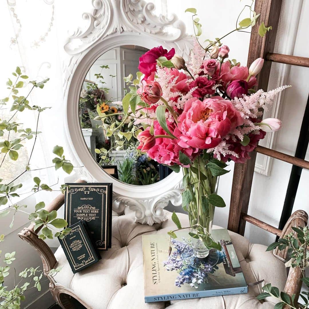 Florist.janeさんのインスタグラム写真 - (Florist.janeInstagram)「#블스느낌 베이스 수업 ❤️ #블스창업반 . . . . . 👏🏻모든 주문건은 예약제로 받습니다.꽃이 필요한 날 기준으로 3,4일 전 예약주세요😻 ✌🏻주문/ 클래스문의 - janejoung310 카카오톡 (레슨중에는 전화 상담이 어렵습니다. 카카오톡 주시면 빠르게 상담 도와드리겠습니다) . . . . . . . . #블루밍스완 #꽃집창업 #일상 #데일리#플로리스트학원 #꽃집 #꽃스타그램 #꽃 #플라워레슨 #플로리스트 #꽃다발 #flowers #florist #daily #peonies #강남꽃집 #학동역꽃집 #논현동꽃집 #花#花店#花艺师 #花卉研究者 #花农」6月26日 18時40分 - jane.florist