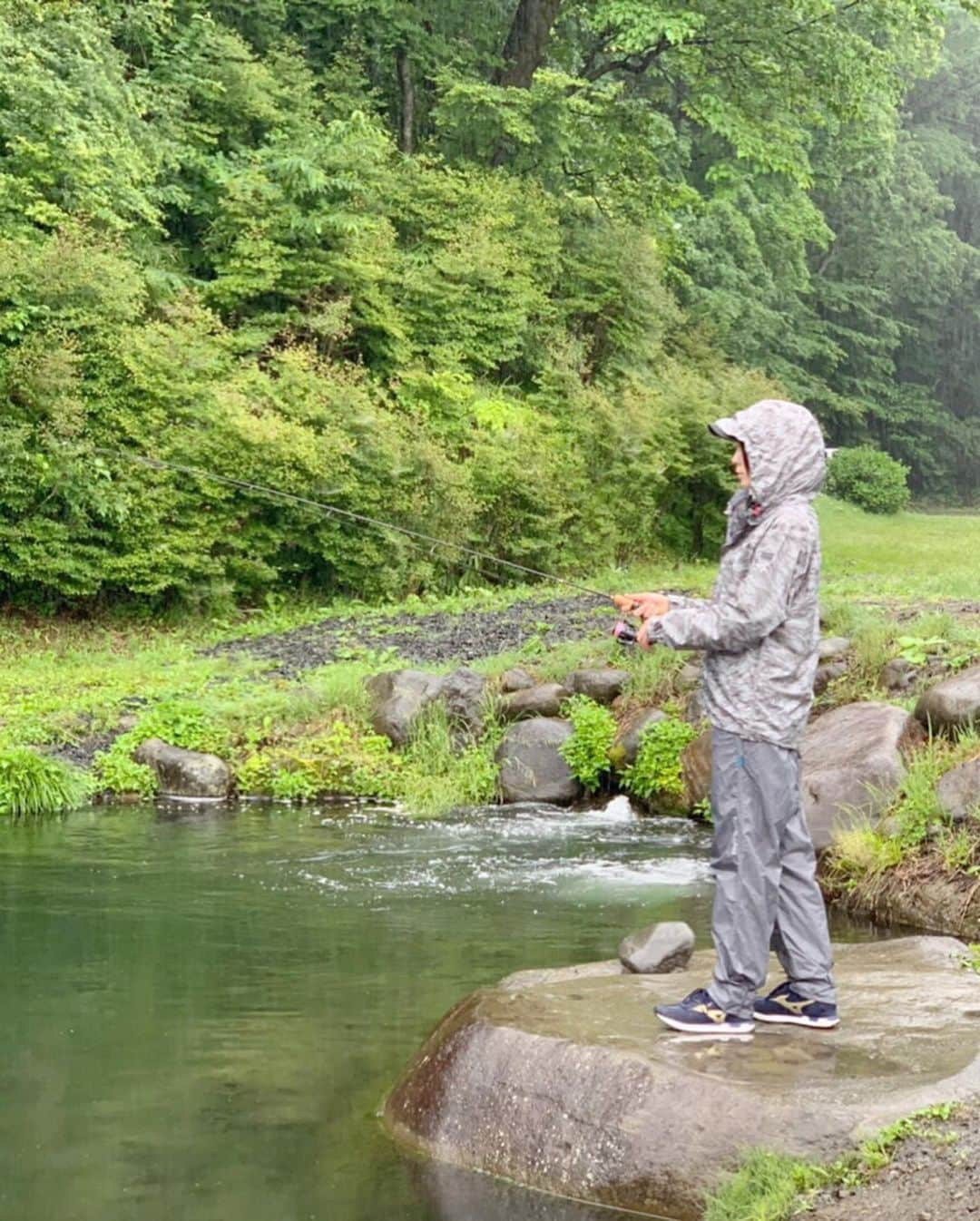 利水翔さんのインスタグラム写真 - (利水翔Instagram)「. 釣りビジョン エリアトラベラーズ 🎣 . ロケで宮城県に、 村田基さんと釣りに行ってきました🐟'' . 久々のキャスティング 楽しかったぁーー🥺✨ . 放送予定日は、 7月15日 釣りビジョン 21:00〜22:00予定です😄⭐️ . 是非チェックしてみてください🥰 . . . #ootd #happy #smile #enjoy #angler #fishing  #miyagi #japan #釣りガール #釣り #釣りビジョン #アングラー #村田基 さん #トラウト #利水つばさ #エリアトラベラーズ #ファインダー越しの私の世界」6月26日 18時43分 - tsubasa.toshimizu