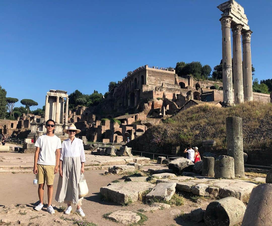桐島かれんさんのインスタグラム写真 - (桐島かれんInstagram)「古代ローマの政治、経済、文化の中心だったフォロ・ロマーノ。帝国衰退後、多くの建物は建材として切り出されてしまったそう。現在も遺跡発掘は続いています。 #フォロロマーノ #家族旅行」6月26日 18時54分 - houseoflotuskaren