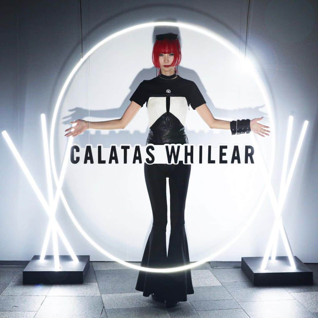 のインスタグラム：「さあ、ゲームをはじめよう﻿ みたいなポーズが咄嗟にでた﻿ ﻿ bustier @leonardwong_official ﻿ ﻿ #CALATASWHILEAR @calatas_official ﻿ カラタスの新作ボディークリーム発表会に降り立ってきました。﻿ 私は3種のなかからshooting treeを選びました、スネに塗ろうっと」