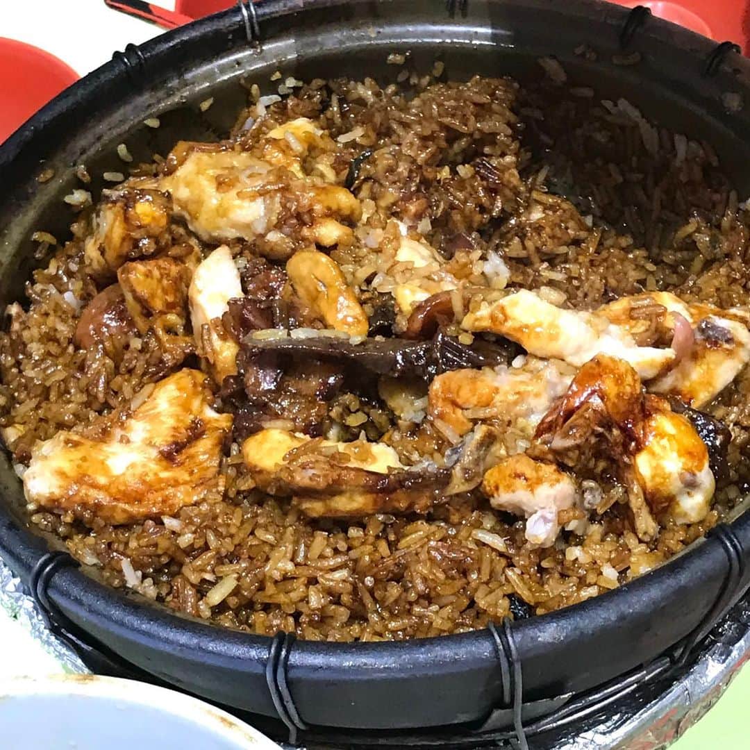 Li Tian の雑貨屋さんのインスタグラム写真 - (Li Tian の雑貨屋Instagram)「Craving for this sizzling claypot rice that’s almost dancing with the dark soy sauce, oil, salted fish, lap cheong and the extra meat 😋 definitely worthy of the bib gourmand title and thanks @sgfoodonfoot for recommending this place! • • #sgeats #singapore #local #best #delicious #food #igsg #sgig #restaurant #exploresingapore #eat #sgfoodies #gourmet #yummy #yum #sgfood #foodsg #burpple #exploresingapore #beautifulcuisines #bonappetit #instagood #hawkerfood #michelinguide」6月26日 18時50分 - dairyandcream