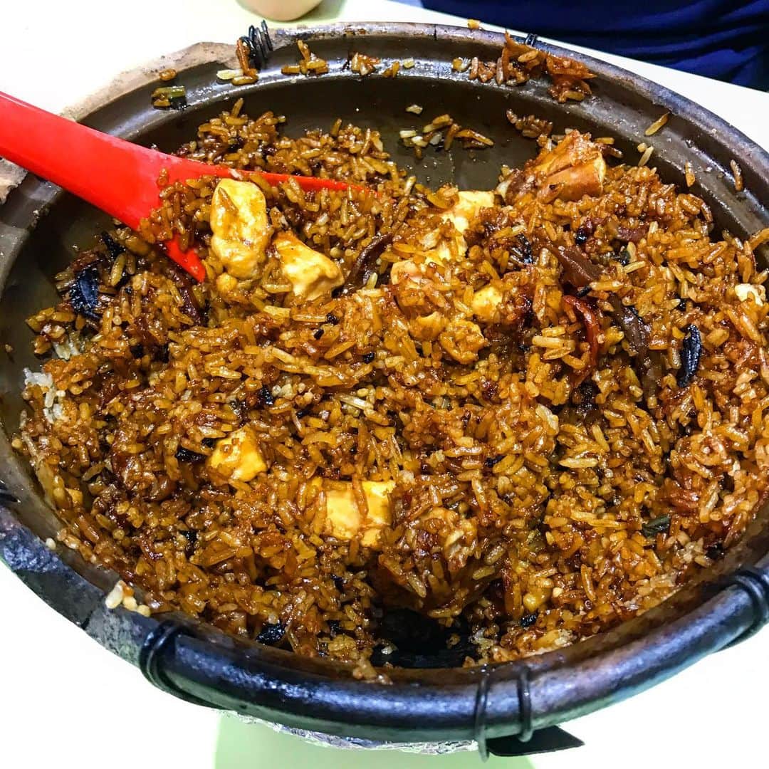Li Tian の雑貨屋さんのインスタグラム写真 - (Li Tian の雑貨屋Instagram)「Craving for this sizzling claypot rice that’s almost dancing with the dark soy sauce, oil, salted fish, lap cheong and the extra meat 😋 definitely worthy of the bib gourmand title and thanks @sgfoodonfoot for recommending this place! • • #sgeats #singapore #local #best #delicious #food #igsg #sgig #restaurant #exploresingapore #eat #sgfoodies #gourmet #yummy #yum #sgfood #foodsg #burpple #exploresingapore #beautifulcuisines #bonappetit #instagood #hawkerfood #michelinguide」6月26日 18時50分 - dairyandcream