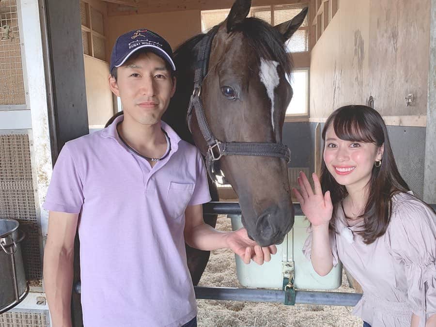 のインスタグラム：「前半戦、最後のトレまる取材🎤✨ CBC賞に出走するレッドアンシェルと担当の久保さんと！ 前走、一変して強い勝ち方をした理由を探ってきました😉🎶 . 写真じゃ伝わりづらいけど、胸の筋肉がムッキムキで、ザ・スプリンターな体型💪🏽 人懐っこくて可愛かった〜🥺💓 . 明日23時~のトレまる🏇よろしくお願いします✨ . #あっという間に前半戦終了 #トレまるチーム  #2ヶ月休養 #放牧に出ます  #寂しすぎる #通常放送は9月から再開です #夏は特番もありますよ #お楽しみに☆」
