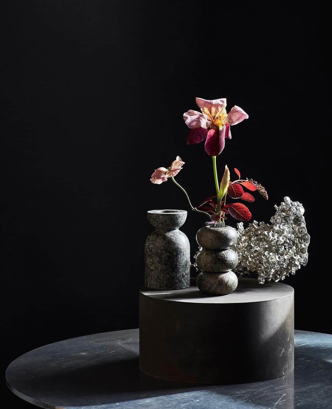 トム ディクソンさんのインスタグラム写真 - (トム ディクソンInstagram)「Bearded iris, Lisianthus and Cotinus leaf flowers in a Tom Dixon ROCK candle holder.⠀﻿ ⠀﻿ https://www.tomdixon.net/family/post/rock⠀﻿ ⠀﻿ Creative Direction: Despina Curtis @deechops ⠀﻿ Photographer: @benandersphotographer⠀﻿ Florist: Helen Jackson @petalandpot⠀﻿ ⠀﻿ #tomdixon #tomdixonrock #florist #floristry  #flowers #flowerstagram #floral #bouquet #flowersofinstagram #floraldesign #blooms #freshflowers #flowershop #petalandpot #marble #greenmarble」6月26日 18時50分 - tomdixonstudio