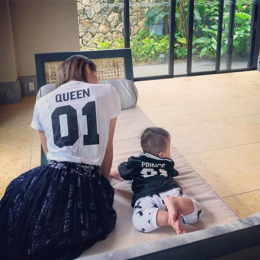 のインスタグラム：「Queen &Prince♡ kingは📸🙏 . . . お揃い👕 @vegassbunny  #生後6ヶ月#赤ちゃん#baby#babyboy#아기#mama#mamacode#沖縄#沖縄コーデ#夏コーデ#リゾートコーデ#今日のコーデ#平成ベビー#産後#産後ダイエット#赤ちゃんのいる生活 #プチプラ#ママリ#男の子ママ#リンクコーデ#お揃い#お揃いコーデ#親子#親子コーデ#ママコーデ#産後ダイエット#mumlifestyle」