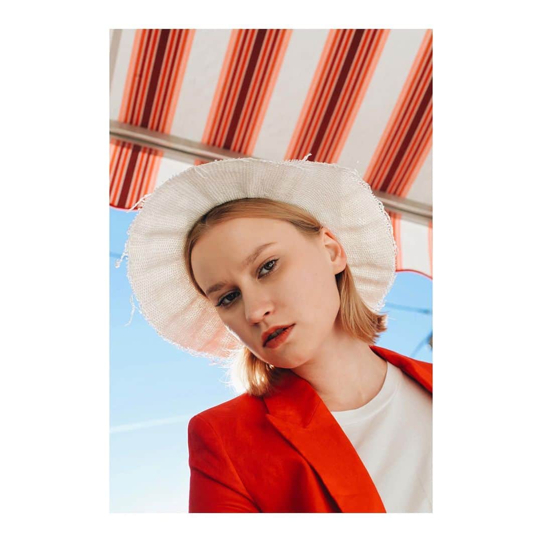 のインスタグラム：「Mühlbauer | #ss19 ▫️ @anfispol and FARIN. Farin is a summery #hat in its basic shape, known as a #capeline .  It is made of a paper Fibre weave similar in structure to that of #poplin . #unisexclothing #vienna #handmadefashion 📷 @ninakvk ▪️ @stellamodels」