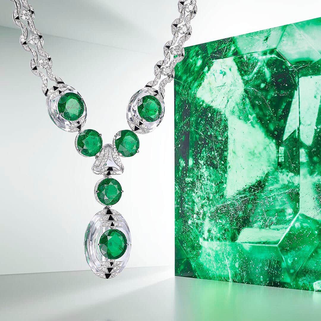 のインスタグラム：「A striking ensemble. The creation is structured around seven round-shaped emeralds totalling 46.09 carats. Maison's jewelers have nestled these famously delicate gems inside levelled rock crystal motifs. Playing with transparency and light effects, the color of the emeralds refracts through the necklace. #HighJewerly #CartierHighJewelry #CartierMagnitude」