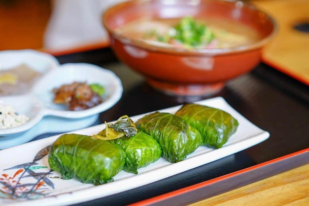 Visit Wakayamaさんのインスタグラム写真 - (Visit WakayamaInstagram)「.﻿ Crispy wasabi leaves add a little punch, pairing well with the sushi inside. Don't miss this dish, a favorite in Arida, Wakayama. ﻿ 📸: @aridagawa_official」6月26日 19時00分 - visitwakayama