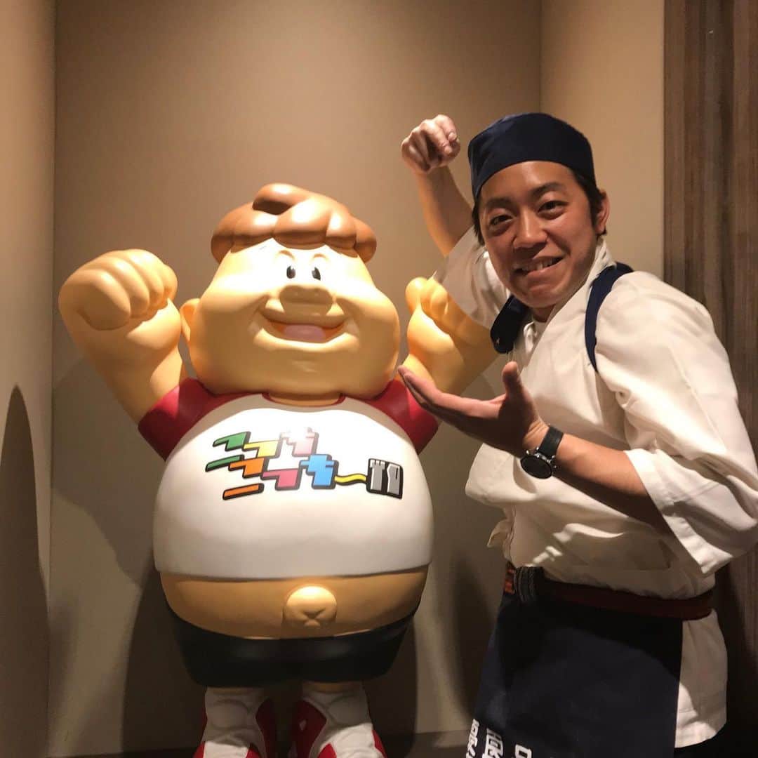 池田真一のインスタグラム：「本日！ キャタピラーズ しげみうどん君の 冷やし肉&ごぼ天うどん やりまーす！  19時から23時までで！ 限定10食です！！ もれなく！しげみうどんスッテカーをNEWバージョンをプレゼントしますよ！！ #こっちこっち #キャタピラーズしげみうどん #うどん #ごぼ天」