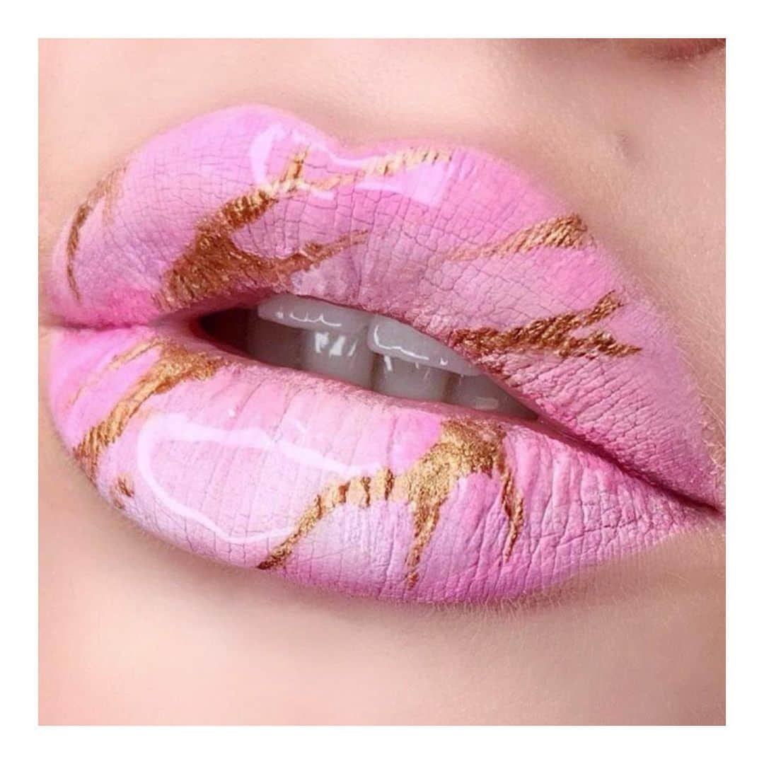 さんのインスタグラム写真 - (Instagram)「Мраморная упаковка лимитированной коллекции #MACElectricWonder вдохновляет на стильный липарт 👄 Оцени сходство от 1 до 10 в комментариях 💣 ⠀ Розовая база — помада Satin Lipstick в оттенке Fleshpot, а разряды молний выполнены подводкой Liquidlast 24-Hour Waterproof Liner — Nakes Bond ⚡️ ⠀ MUA: @kennetkatze ⠀ #MACCosmeticsRussia」6月26日 19時01分 - maccosmeticsrussia