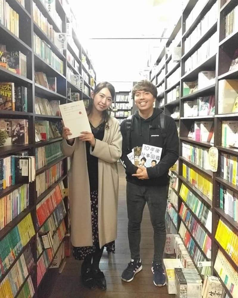 小川直毅さんのインスタグラム写真 - (小川直毅Instagram)「. 日本から持ってきた本を読みきってしまったので、本を求めて"ほんだらけ"さんへ。 オーストラリアでも日本の本を安く手にできます！3冊もGET！ オススメの本あれば教えて下さい。  #珍しく夫婦写真  #2人で頑張ってます #意外と本好きなんです #おすすめの本あれば教えてください #海外生活 #夫婦 #Australia #Sydney #🇦🇺 #本 #古本 #書店 #古本屋 #本が好き #本好きな人と繋がりたい  #ほんだらけ #3150」6月26日 19時02分 - naoki.ogawa