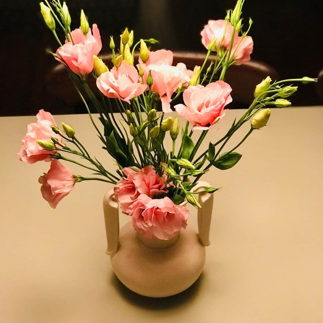 ジェニファー・ビールスさんのインスタグラム写真 - (ジェニファー・ビールスInstagram)「Enjoy these flowers.  A little beauty for your soul.」6月27日 5時54分 - thejenniferbeals