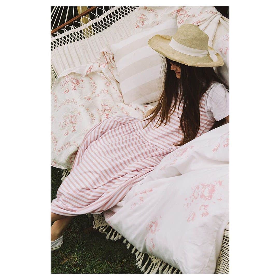 キャベジズ&ローゼズのインスタグラム：「Pretty in Pinks 💖 Find your place in the sun with the 100% Organic Long Ella Dress ☀️ The perfect summer frock is but one click away. Pictured with Ella are our classic Bees, Three Inch White Stripe Rose and Hatley Fabrics #summerisofficiallyhere #prettyinpink🎀 #linenfabric #organiccotton #madeinlondon #dresspink #interiordecorating #sustainableclothing #cabbagesandroses #cabbagesandrosesfashion #cabbagesandrosesfabric @christina_strutt @cabbagesandroses_shop 📸: @just_belle 👆Link In Bio👆」
