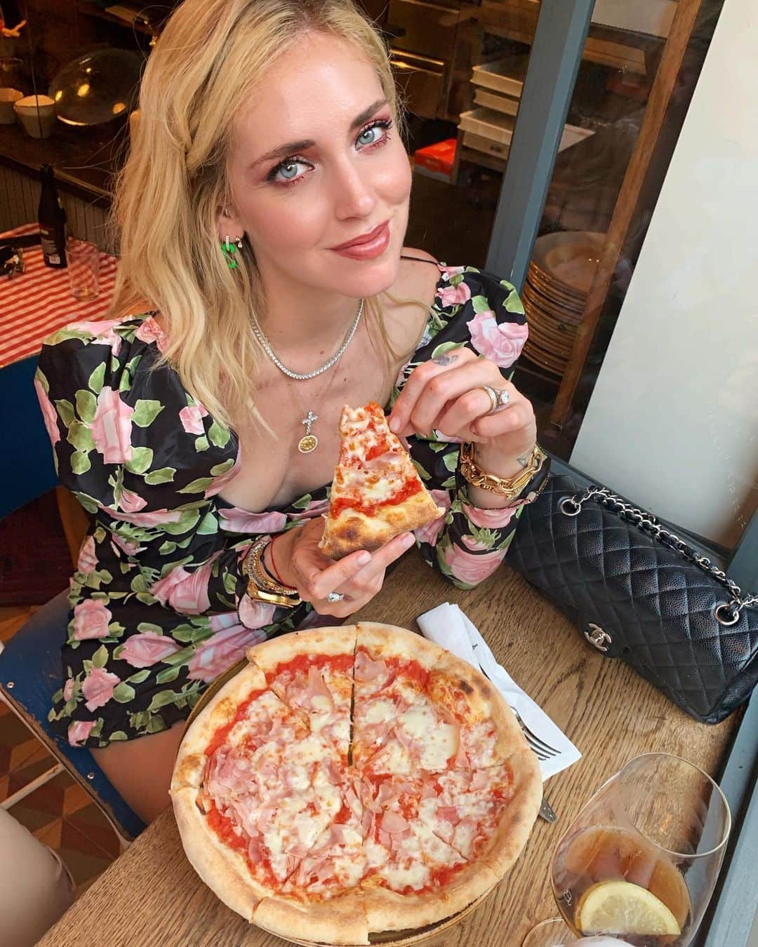 キアラ・フェラーニさんのインスタグラム写真 - (キアラ・フェラーニInstagram)「Even in Germany my pizza regenerates itself 🤣」6月27日 4時31分 - chiaraferragni